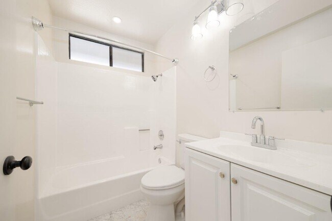 Building Photo - 2369 Ravenwood Dr