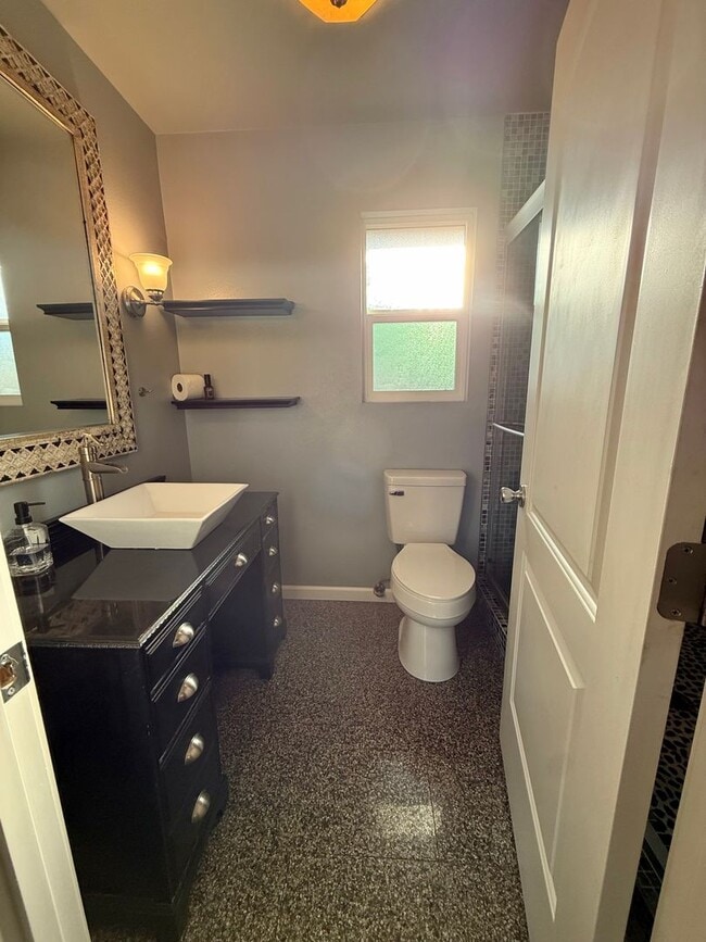 Building Photo - Beautiful 3 Bedroom 2 Bath Single Family Home AVAILABLE NOW!!