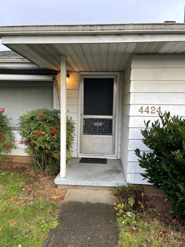 Building Photo - 4424 SE 66th Ave