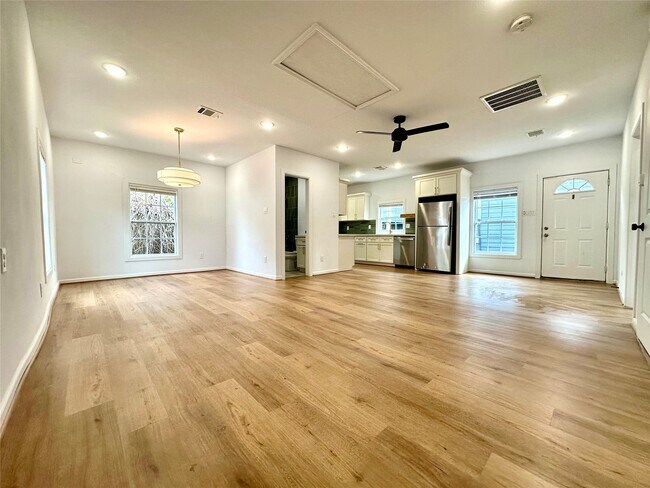 Building Photo - 808 Oakhurst St