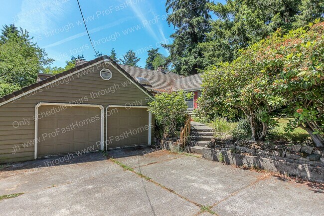 Building Photo - 7840 SW West Slope Dr
