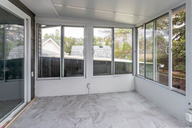 Building Photo - Peaceful Bi-Level Home in a Quiet Cul-de-Sac