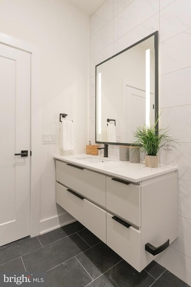 Building Photo - 1421 E Columbia Ave