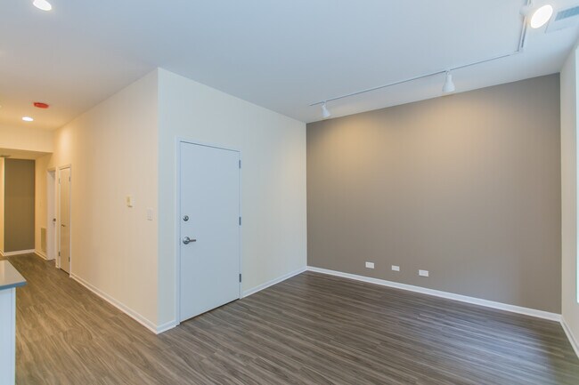 Building Photo - 2338 N Clark St