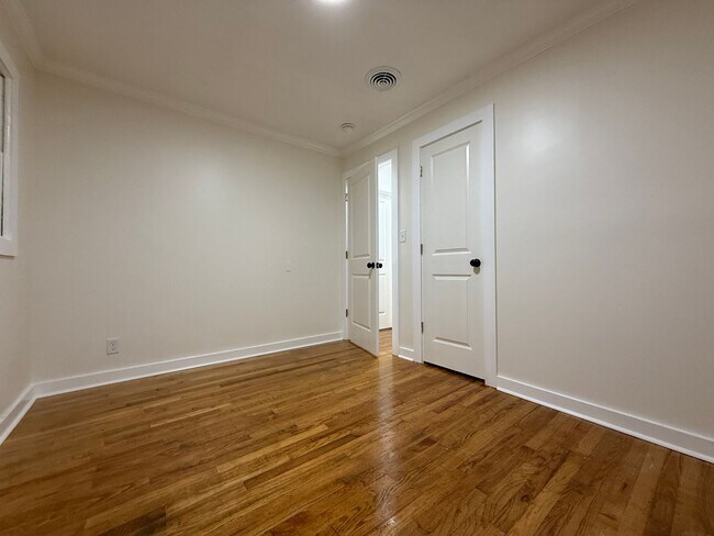 Building Photo - 3 BEDROOM 1 BATH