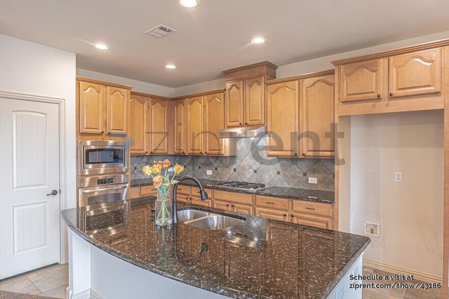 Building Photo - 13977 Valley Mills Dr