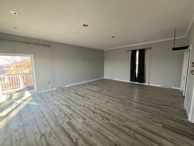 Building Photo - Beautiful 3 bedroom with river views