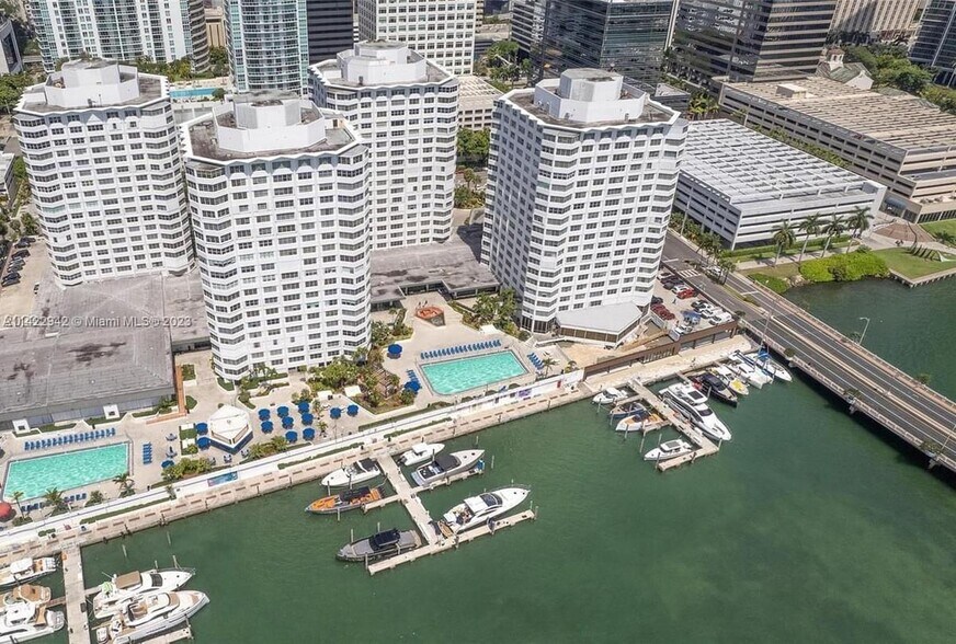 Primary Photo - 999 Brickell Bay Dr