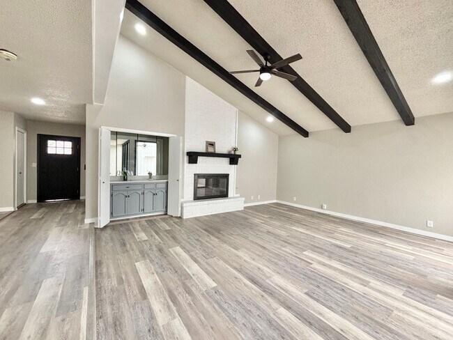 Building Photo - Windcrest Beauty for Rent!