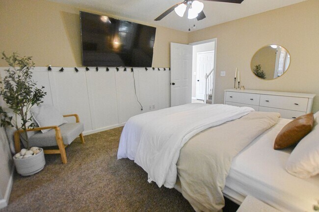 Building Photo - Pet Friendly Three Bedroom with Bonus!