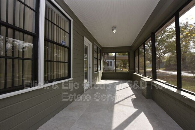 Building Photo - 1127 Oakhill St