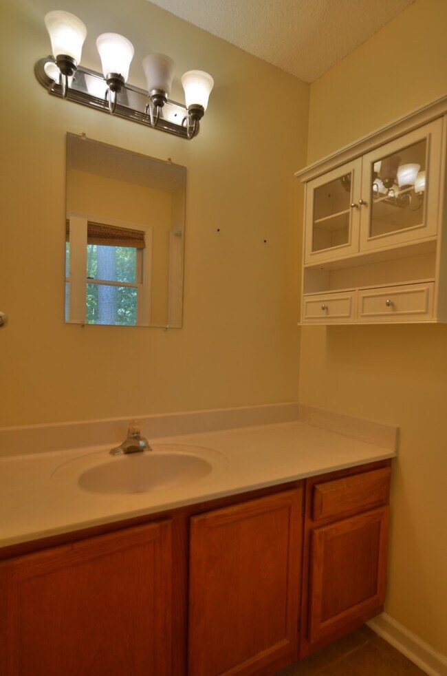 Building Photo - Coming Soon! 2BR 2.5 BA Townhome in Yorktown!