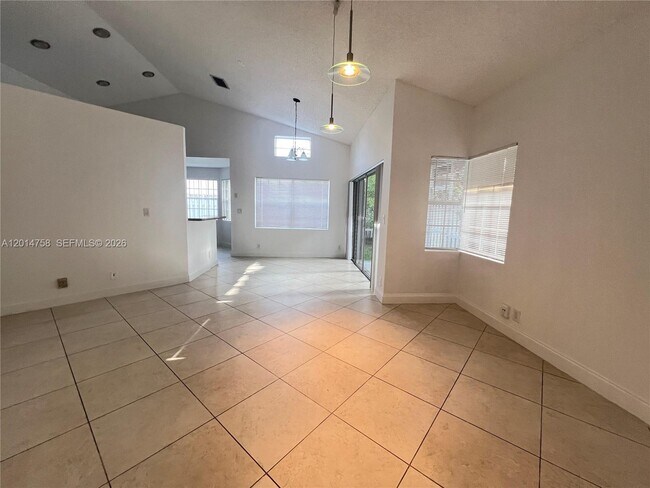 Building Photo - 465 Somerset Way