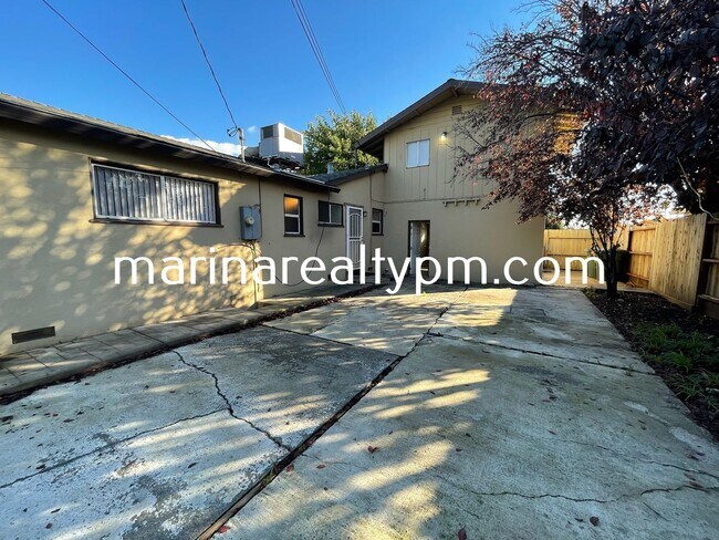 Building Photo - 4 Bedroom 2 Bath Single Family Home