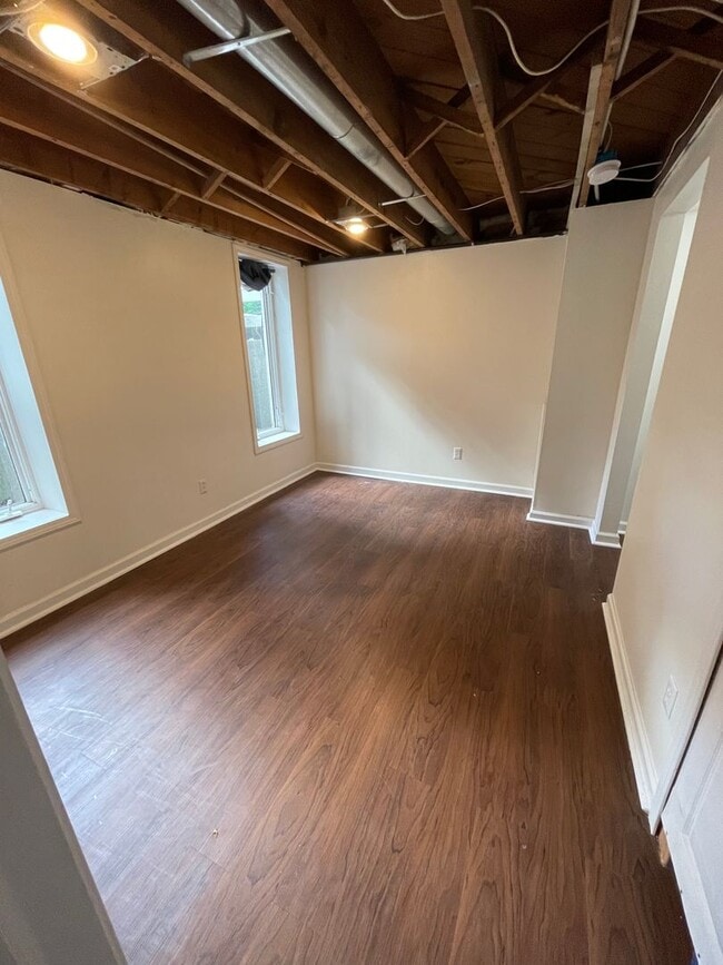 Building Photo - Nice Spacious 3 bd / 3 full bath and 2 hal...