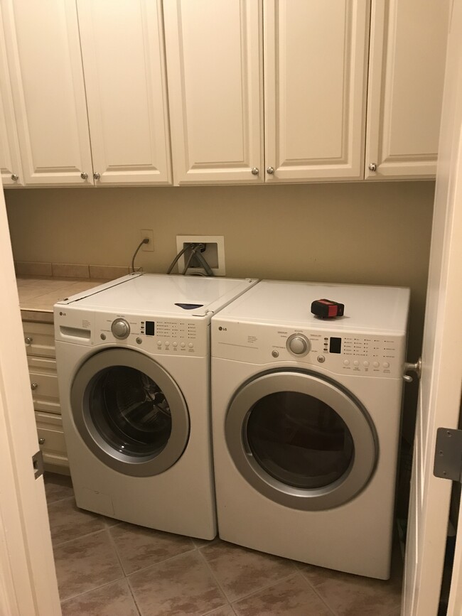 Shared washer and dryer on main floor - 1404 SW Dickinson Ln