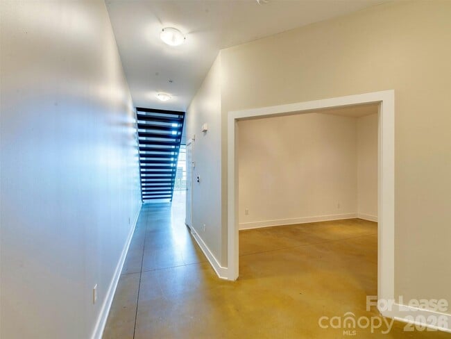 Building Photo - 927 Westmere Ave