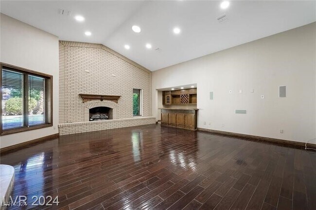 Building Photo - 213 Desert View St