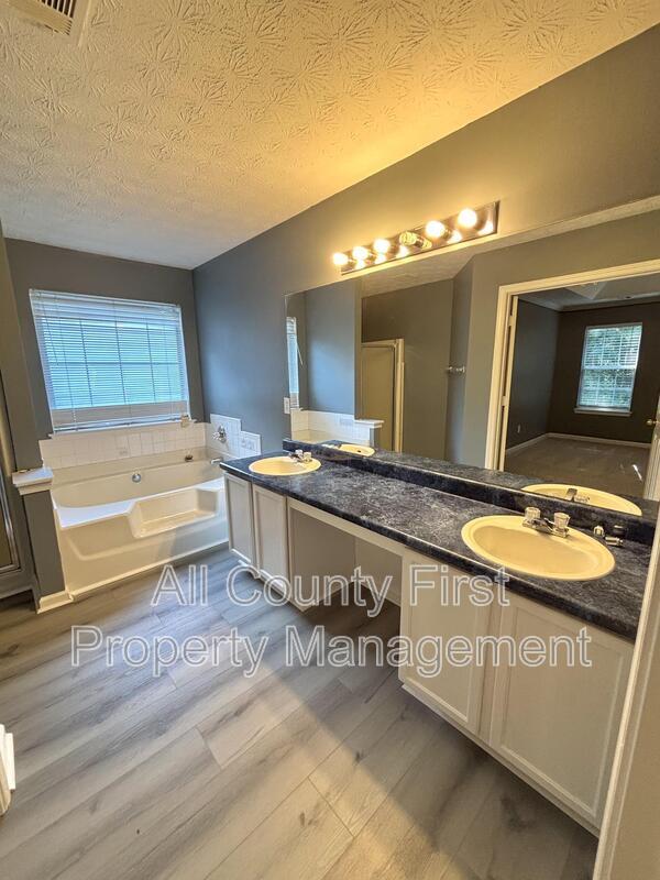 Building Photo - 4504 Carriage Park Dr