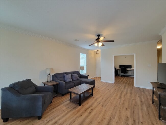 Building Photo - 1610 Pointe Leone