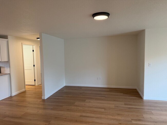 Building Photo - Updated 3 bedroom 1 bath duplex in Junction City!