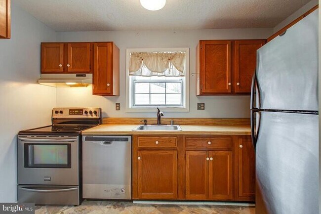 Building Photo - Brick Split Foyer With Large Backyard, 2 K...