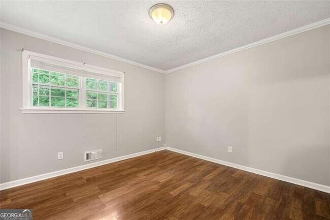 Building Photo - 3027 Lakeridge Dr SE