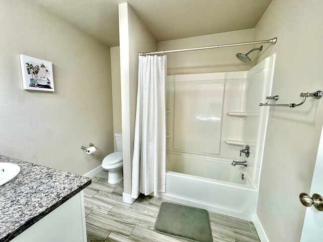 Building Photo - Furnished Rental 3 bed 2 bath Minimum of 30-day stay