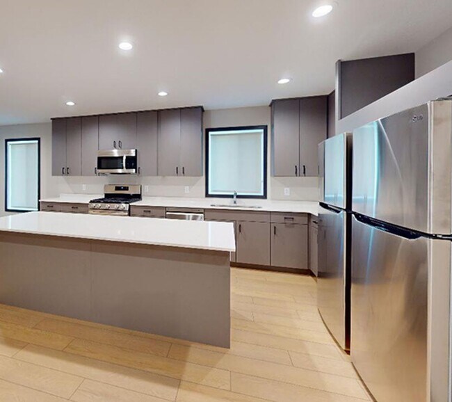 Building Photo - 6-Bed, 2-Bath Top Duplex