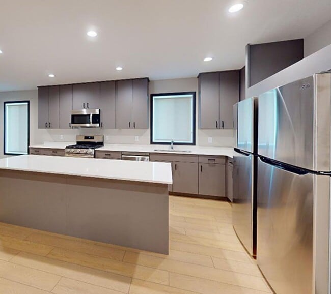 Building Photo - 6 bed 2 bath top unit !