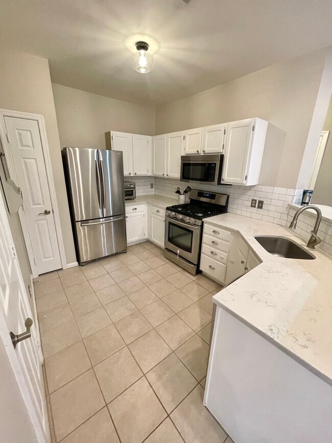 Building Photo - 1716 Lake Shore Crest Dr