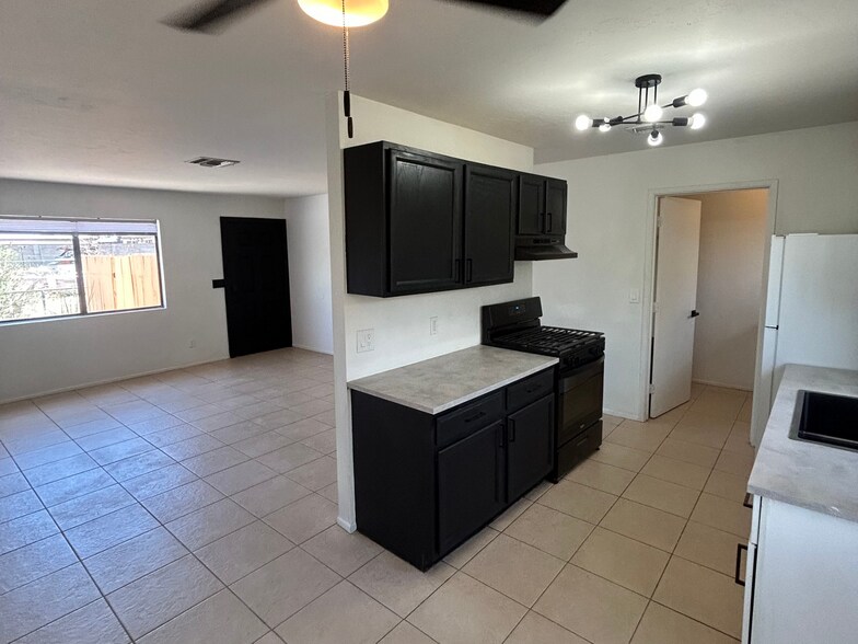 Building Photo - 815 E Lester St