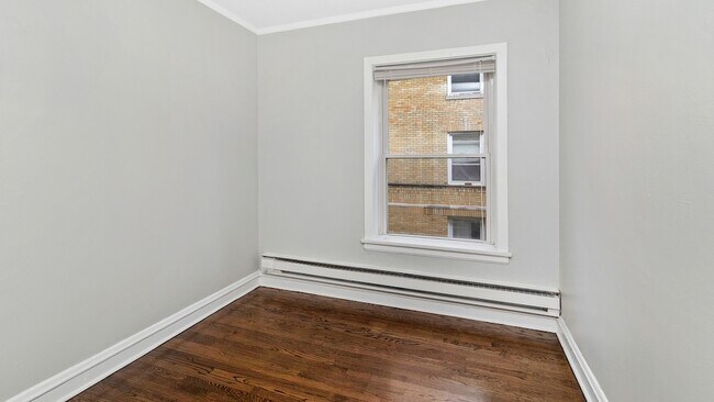 Building Photo - 846 W Ainslie St