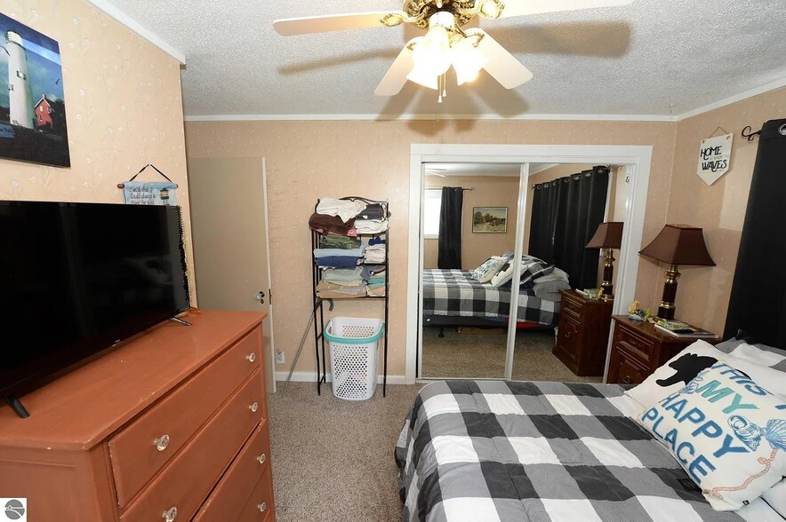 Building Photo - 5883 Lake Ln Dr