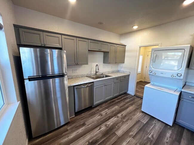 Building Photo - Charming 2 bedroom House