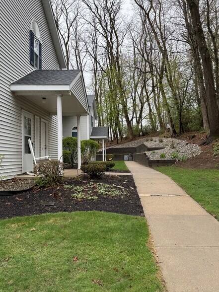 Building Photo - 1307 Greenwich Dr