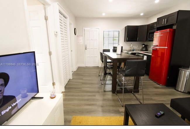 Building Photo - 921 SW 9th St