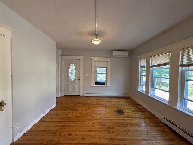 Building Photo - 104 S Main St