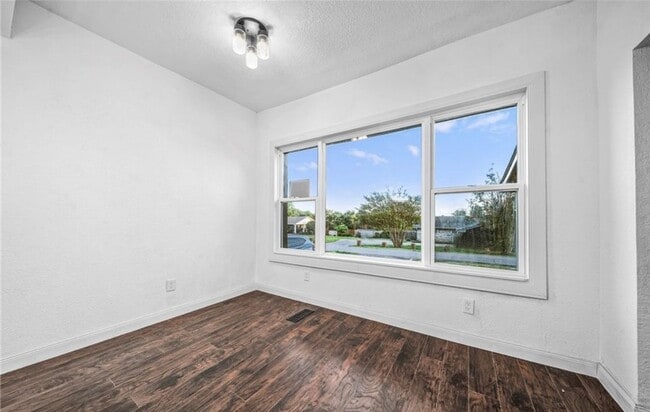 Building Photo - 802 N 11th St