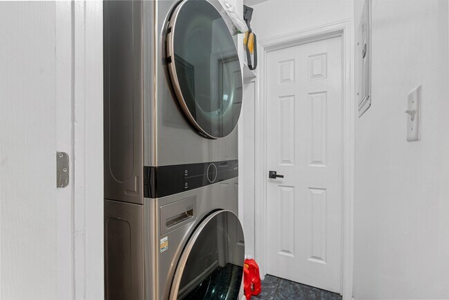 Building Photo - 515 44th St