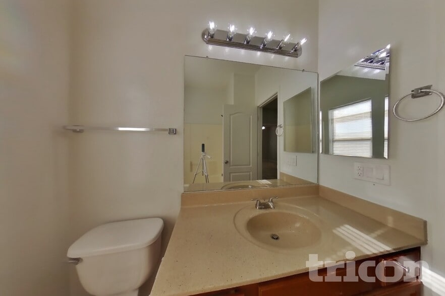 Building Photo - 504 W Beautiful Ln