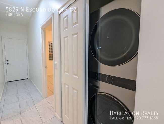 Building Photo - 5829 N Escondido Ln