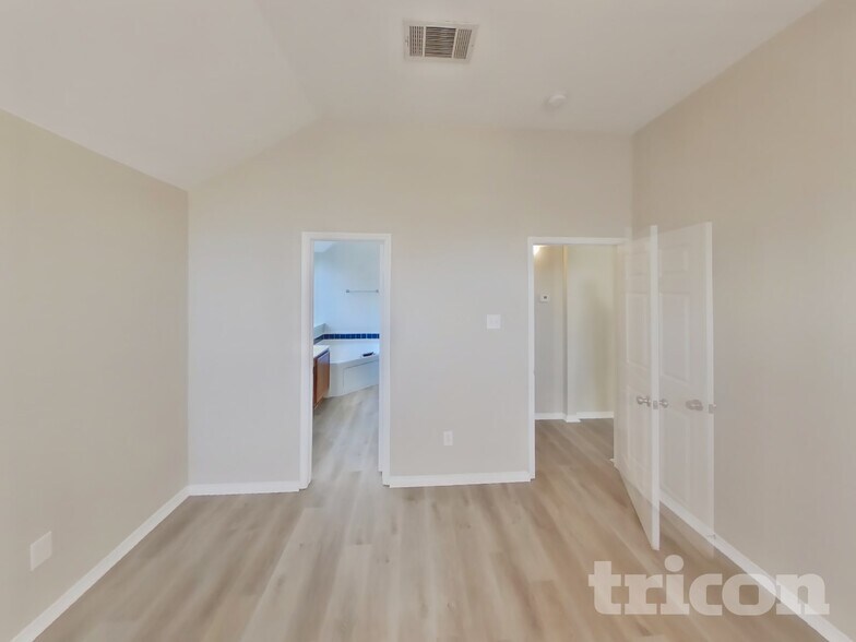 Building Photo - 2075 Crestlake Dr