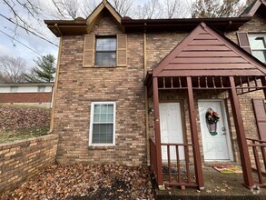 Building Photo - Great 2 bdrm  w/ Fenced in Back Courtyard ...