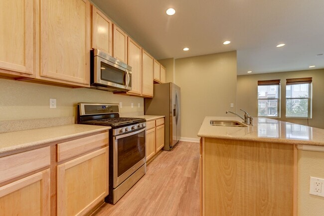 Building Photo - Beautiful 3 bed Uptown Broomfield Townhome...
