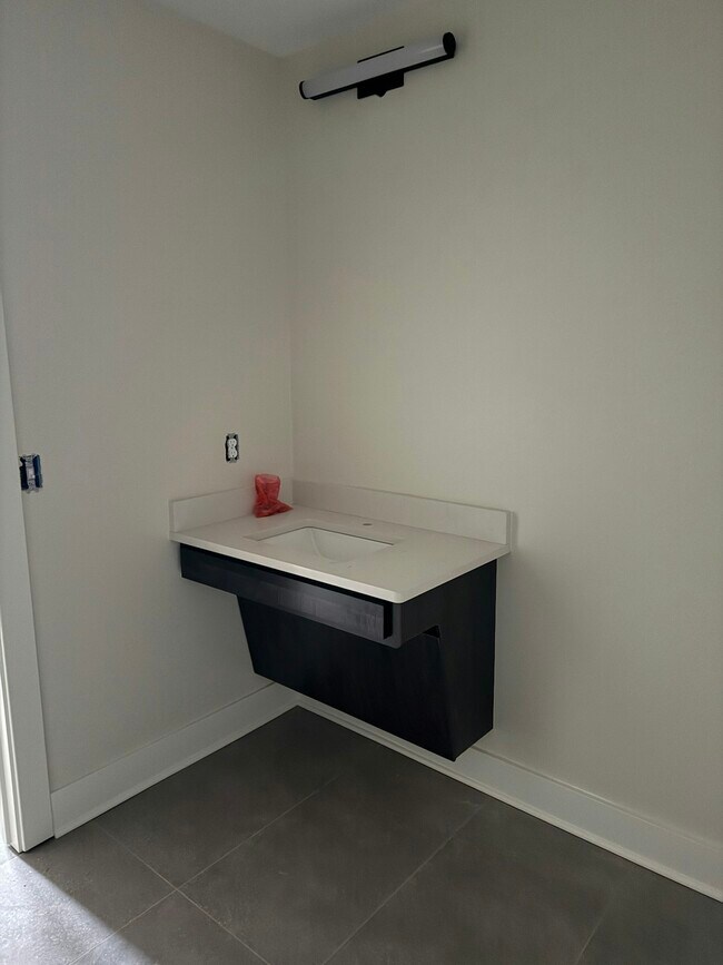 Building Photo - 106 E Erie St