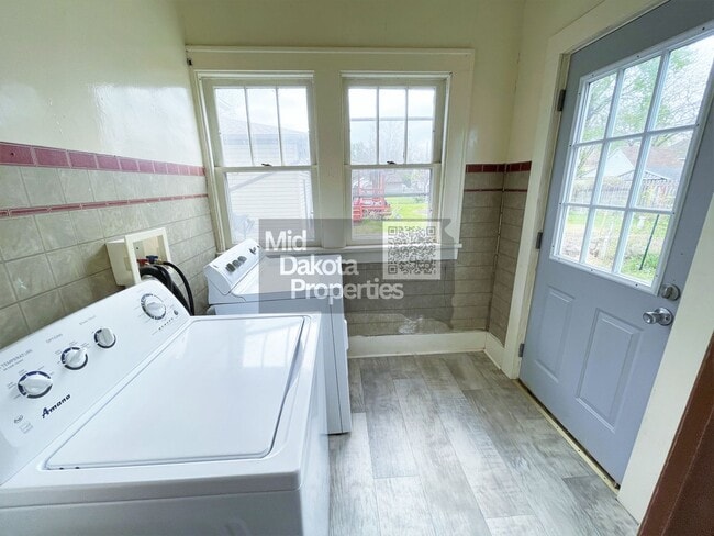 Building Photo - 723 W 5th- 2 bedroom House