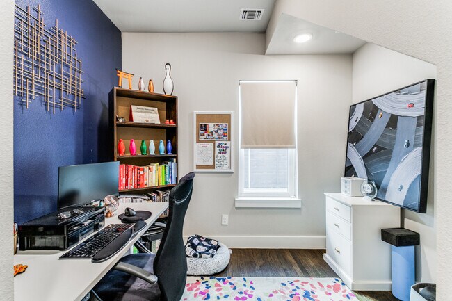 Office/Flex space - 5914 Lindell Ave