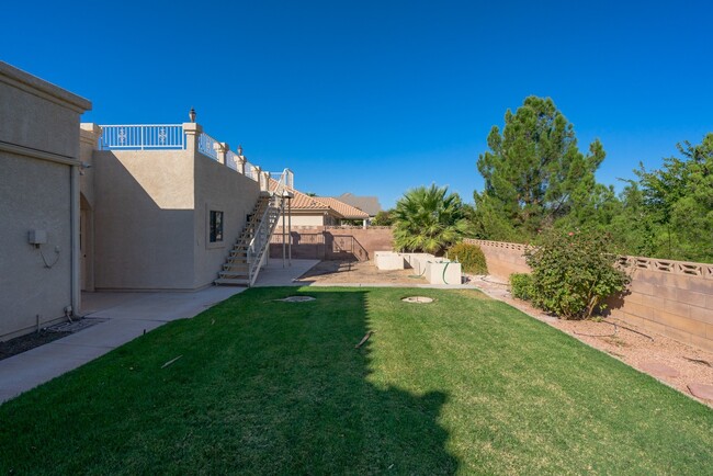 Building Photo - Spacious 6 Bedroom Home with a Balcony!