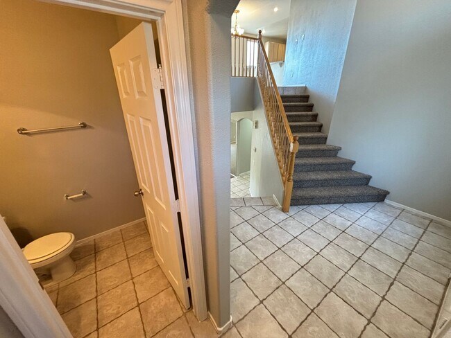 Building Photo - Spacious 3Bed/3Bath Two Story Home Located...